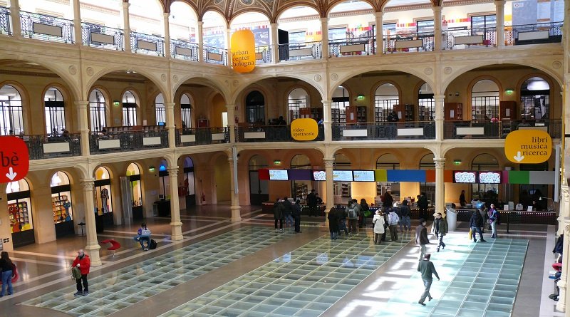 Biblioteca Salaborsa compie 18 anni: mercato oggetti con brand della biblioteca